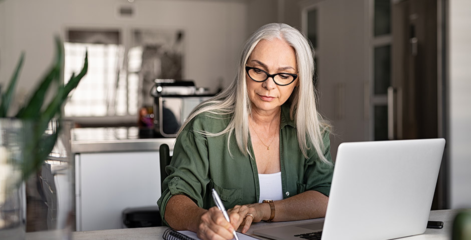 Mujer adulta trabajando desde casa