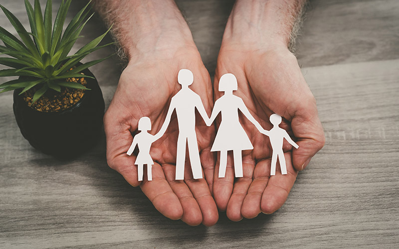Protección de una familia, símbolo del seguro de vida