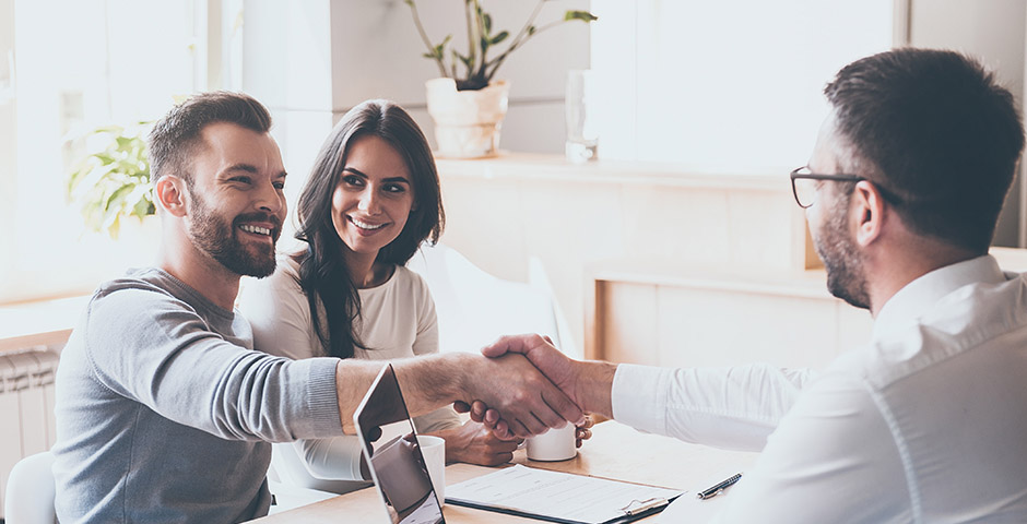 Asesor financiero ayudando a una pareja de particulares