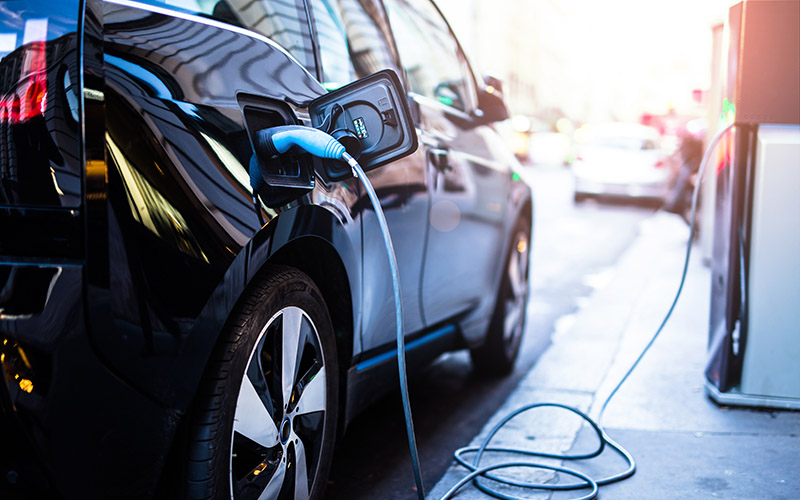 Coche eléctrico cargándose con éxito