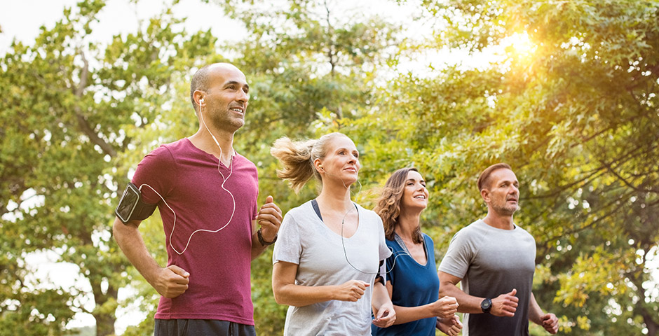 Grupo de amigos corriendo por el parque