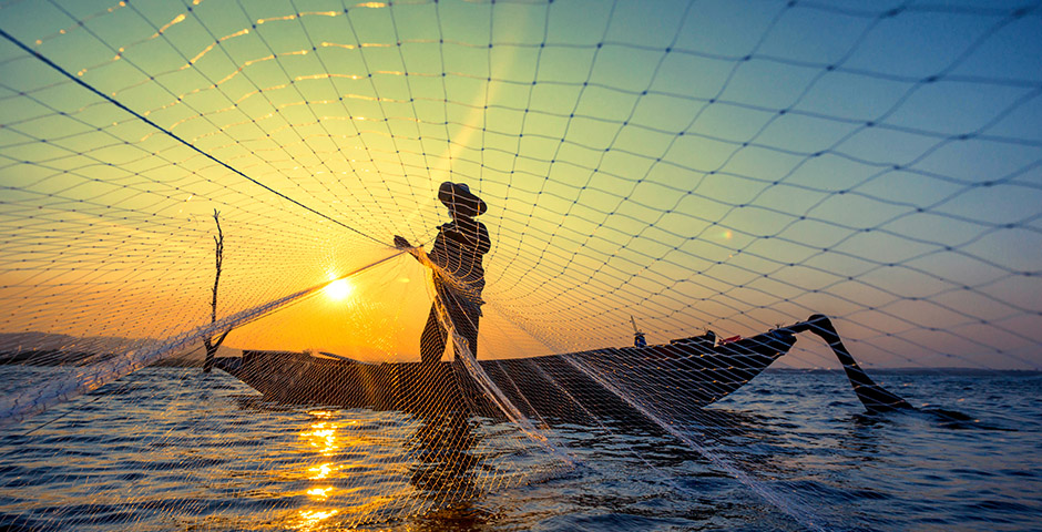 Pesca sostenible durante una puesta de sol