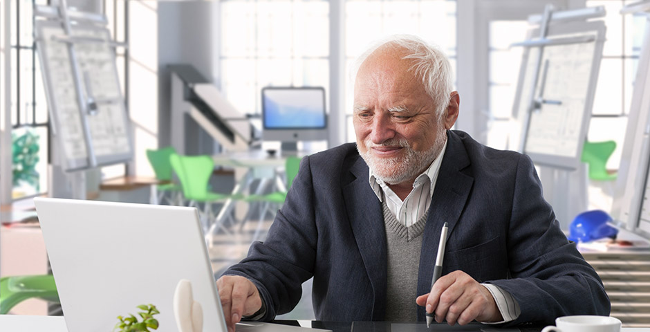 Trabajador realizando su carta de jubilación a la empresa