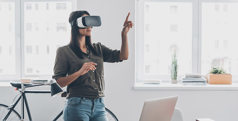 Mujer con gafas de realidad virtual