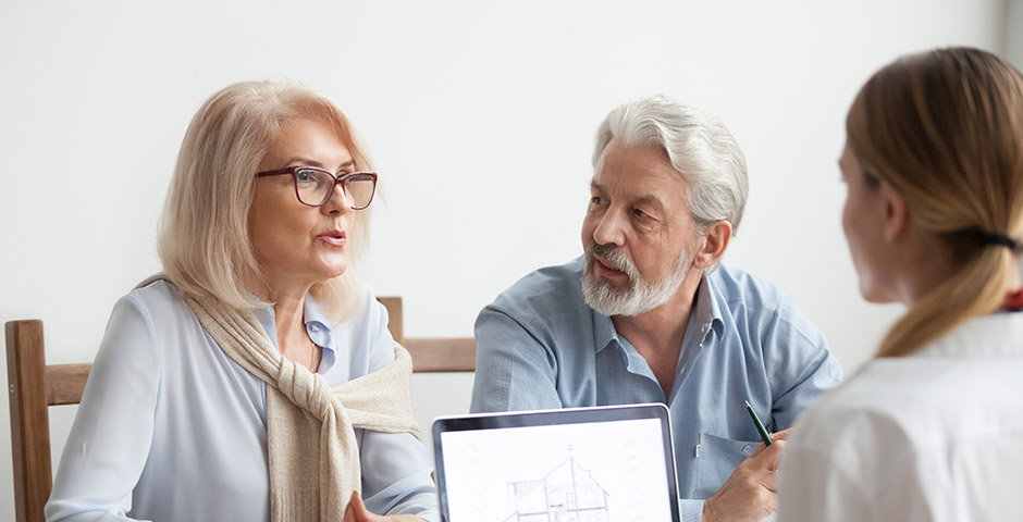 Asesor financiero explicando las diferencias entre plan de pensiones y fondo de inversión