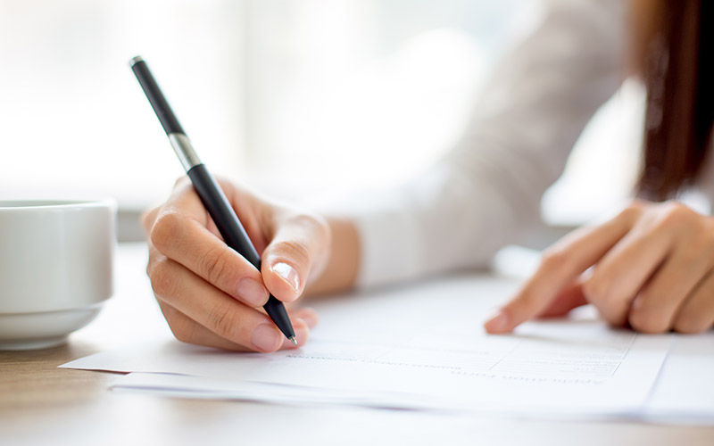 Mujer escribiendo los objetivos de su proyecto de vida