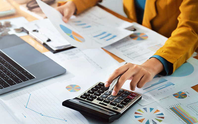 Treballadora calculant la regla del 72 en les seves inversions