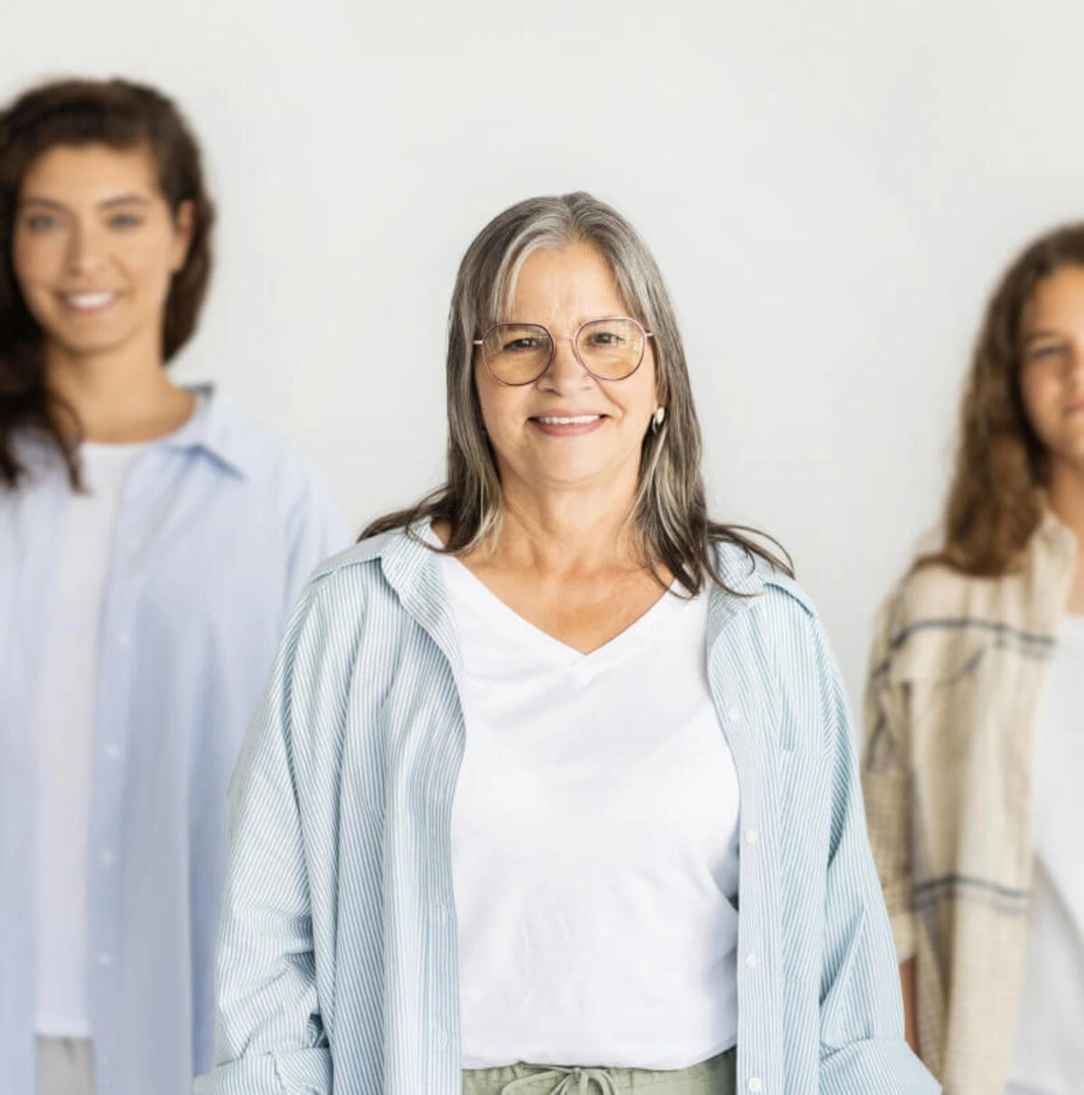 Diferències entre els tipus d’edatisme: institucional, interpersonal i autoinfligit 3 Grup de tres persones somrient, mostrant diferents edats i tipus d'edatisme.