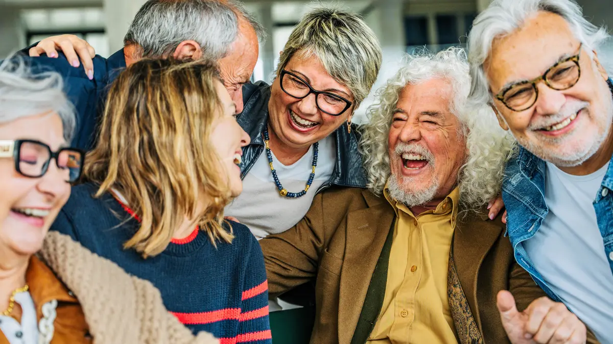 Grupo de jubilados sonrientes disfrutando su retiro según claves del estudio de Harvard
