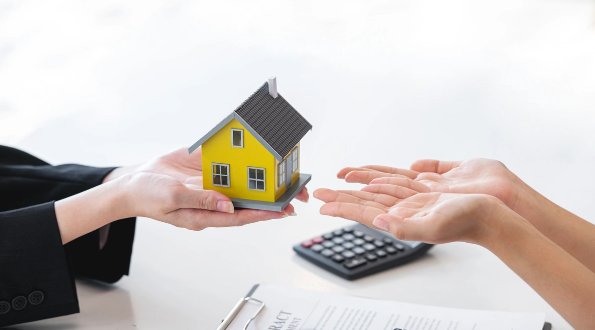 Entrega simbólica de una casa representando la plusvalía por herencia en España 2025.